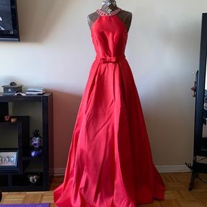 BRAND NEW Gorgeous special occasion or prom Gown